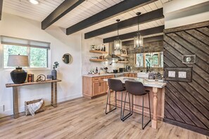 Geladeira, micro-ondas, cooktop, lava-louças