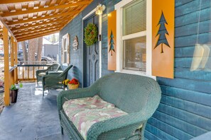 Terrace/patio - 'Grizzly Pine' Cottage - Walk to Ski Beach Park! (Big Bear Lake)