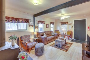 TV, fireplace, DVD player, books - 'Grizzly Pine' Cottage - Walk to Ski Beach Park! (Big Bear Lake)