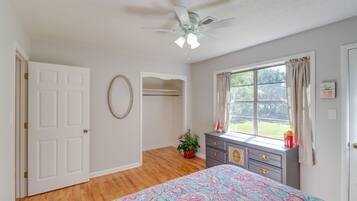 3 Schlafzimmer, Schreibtisch, Bügeleisen/Bügelbrett