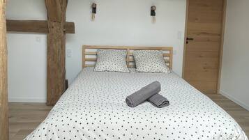 2 Schlafzimmer, Schreibtisch, Bügeleisen/Bügelbrett, Reisekinderbett