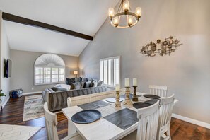 Dining - Poolside Backyard Oasis! Scottsdale Family Retreat (Scottsdale)