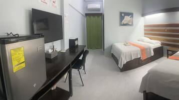 Deluxe tweepersoonskamer | Pillowtop-bedden, een bureau, gratis wifi, beddengoed