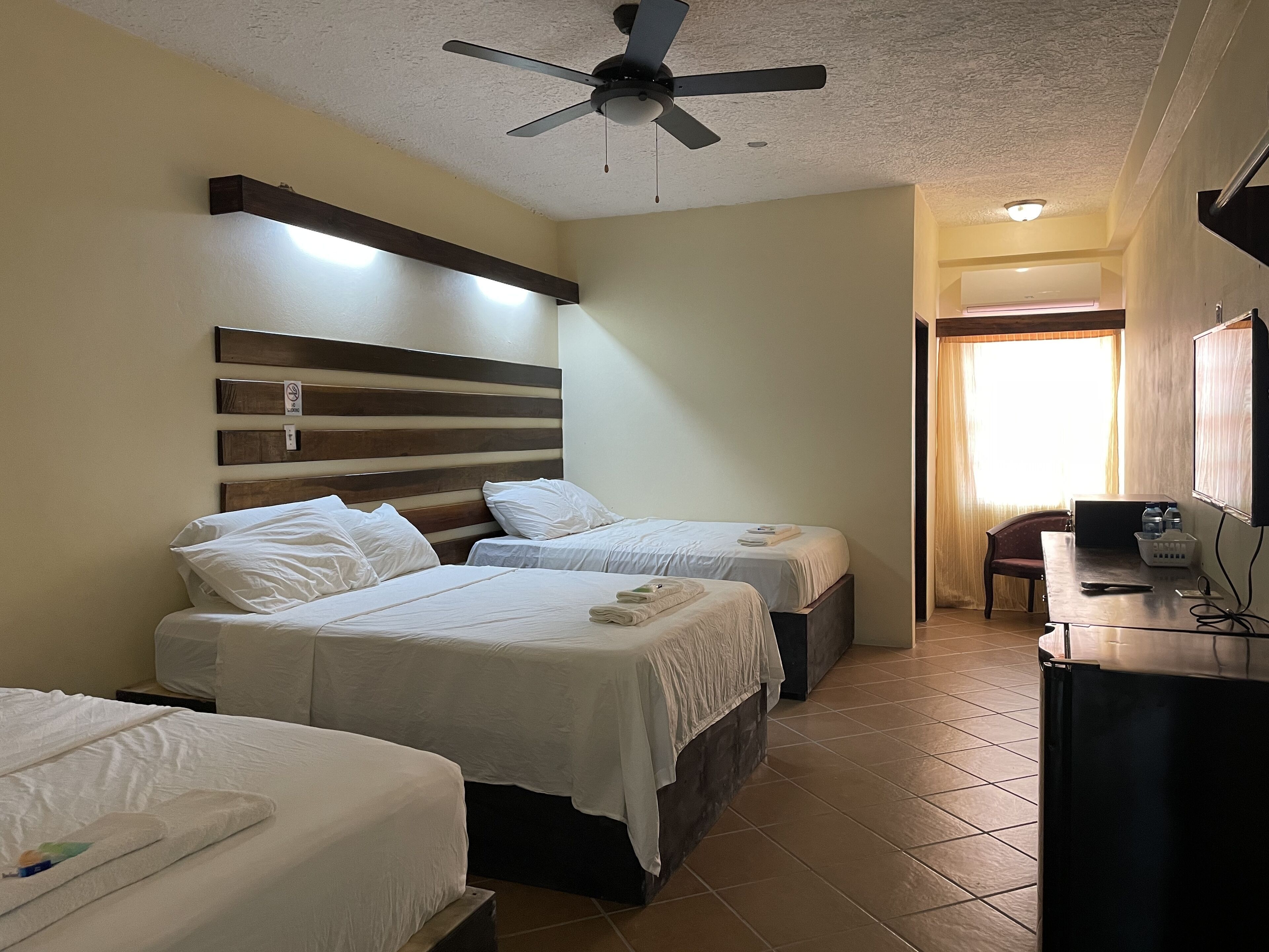 Colchones con pillow-top, escritorio, wifi gratis y ropa de cama 