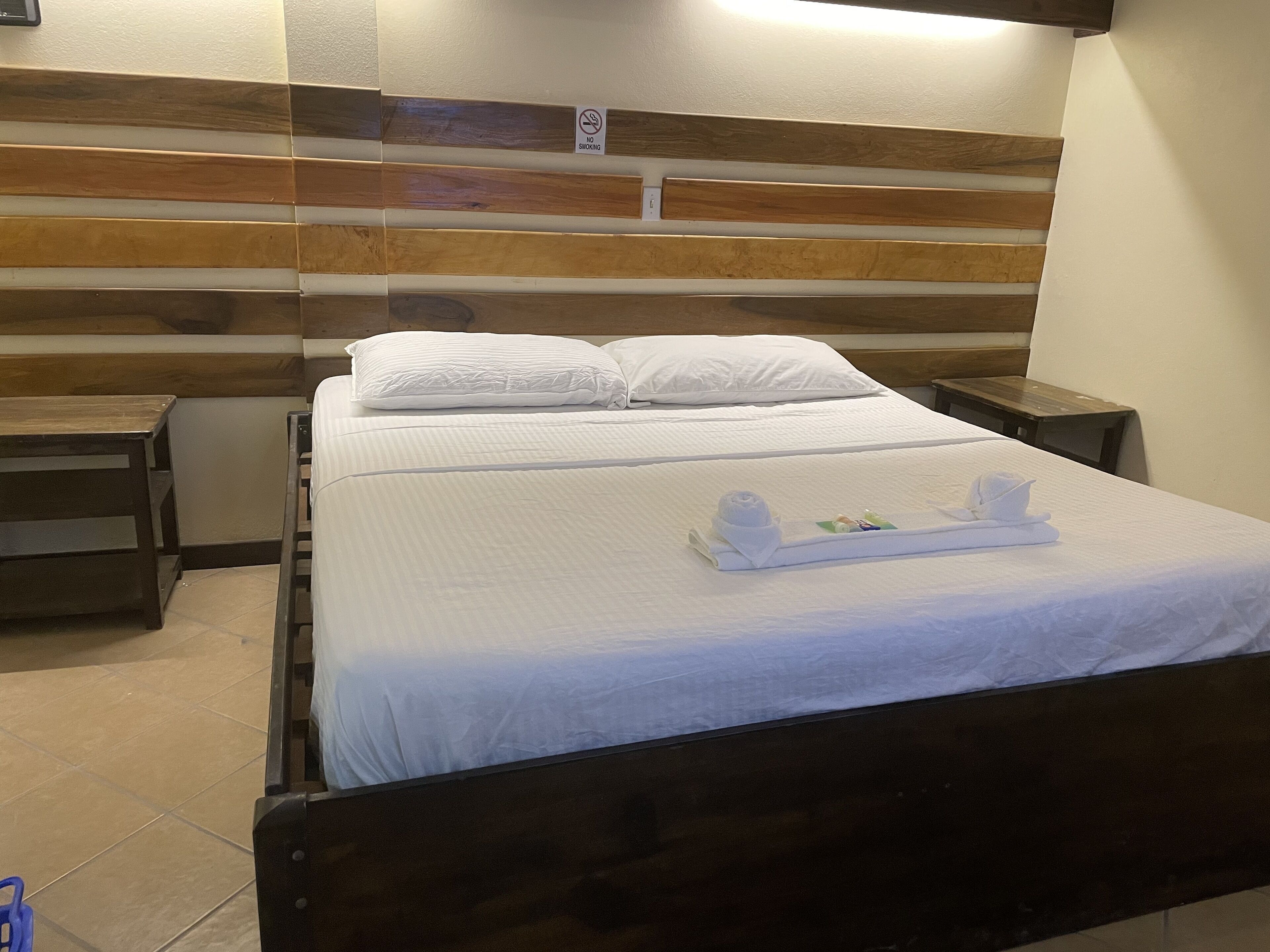 Colchones con pillow-top, escritorio, wifi gratis y ropa de cama 