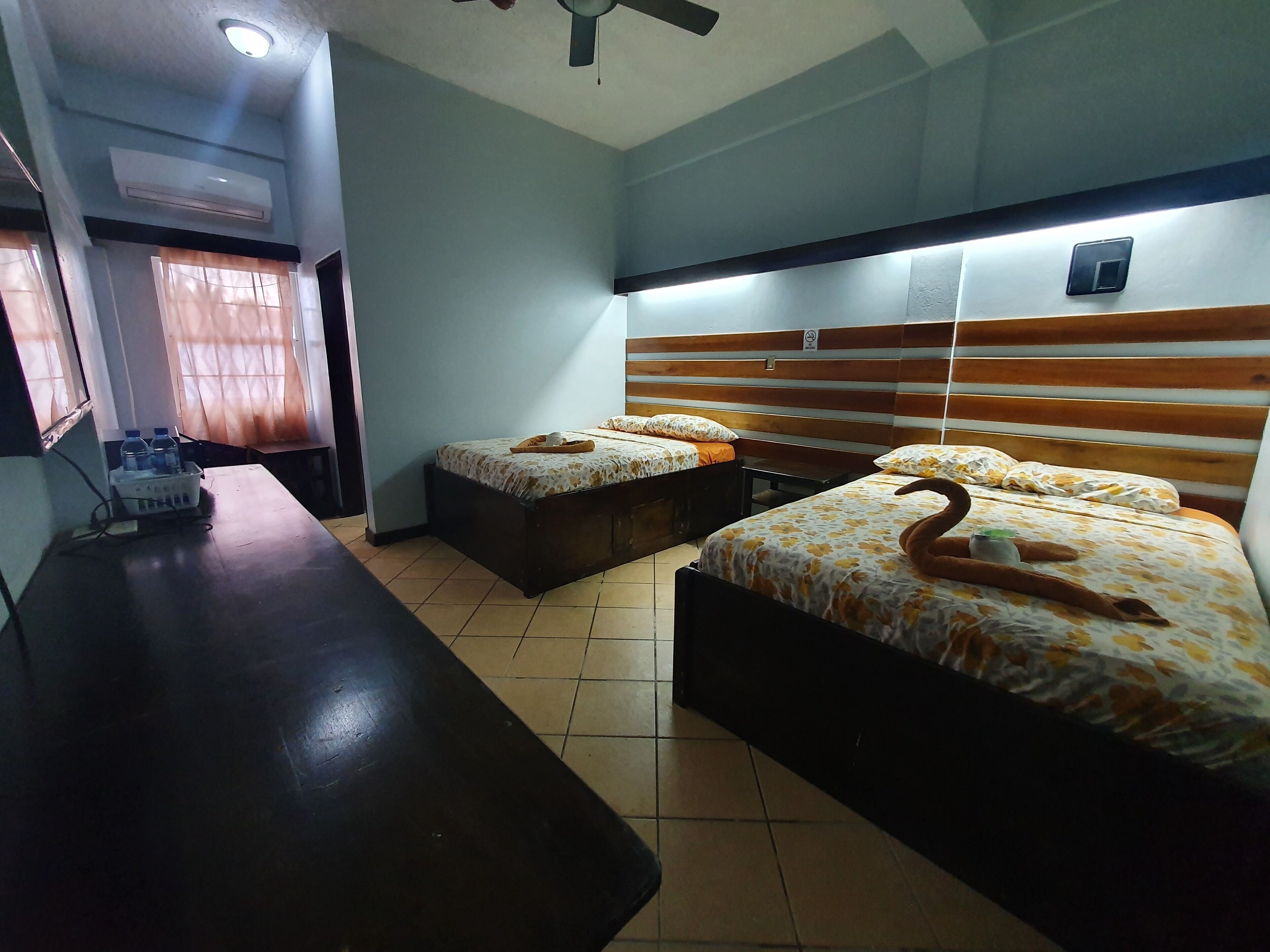 Colchones con pillow-top, escritorio, wifi gratis y ropa de cama 