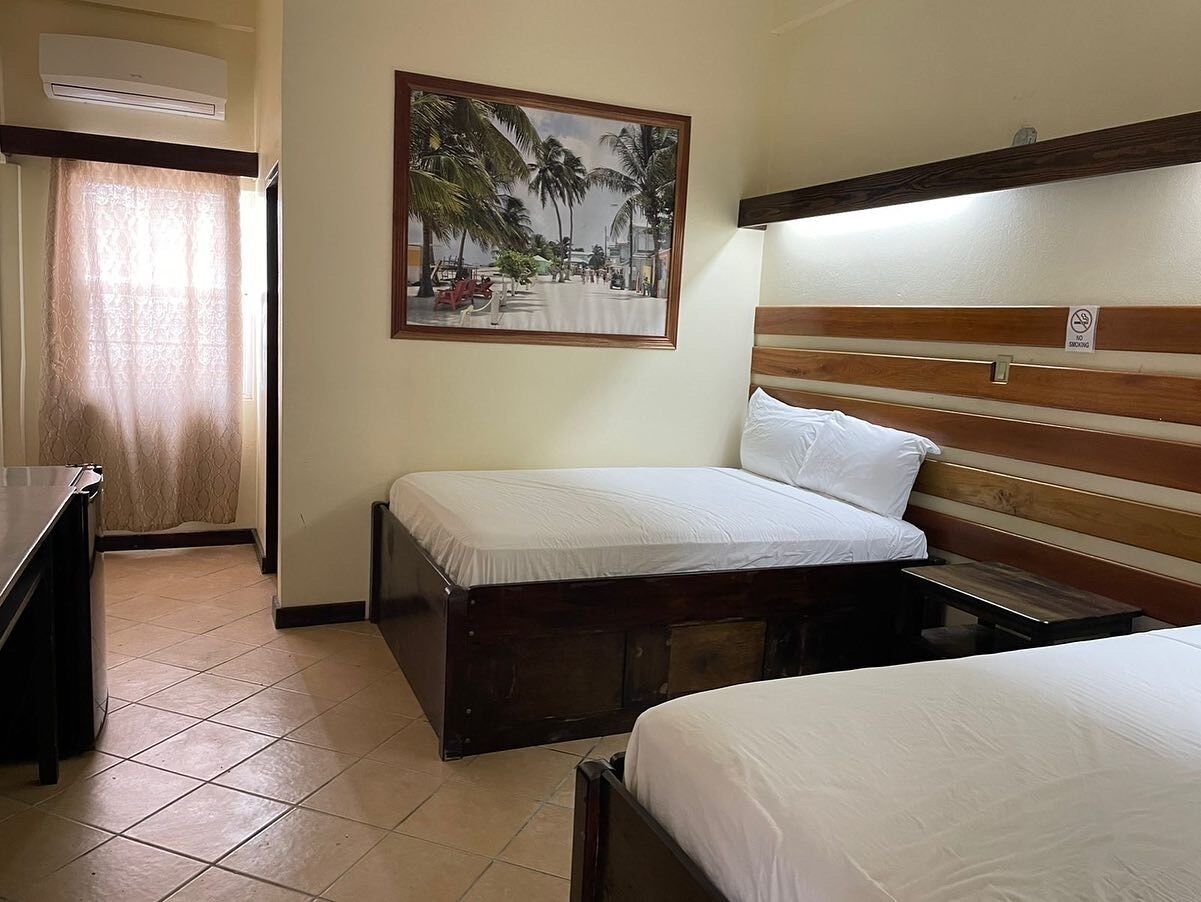 Quarto casal luxo | Camas com colchões pillow-top, escrivaninha, Wi-Fi de cortesia