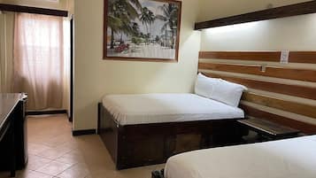 Quarto casal luxo | Camas com colchões pillow-top, escrivaninha, Wi-Fi de cortesia