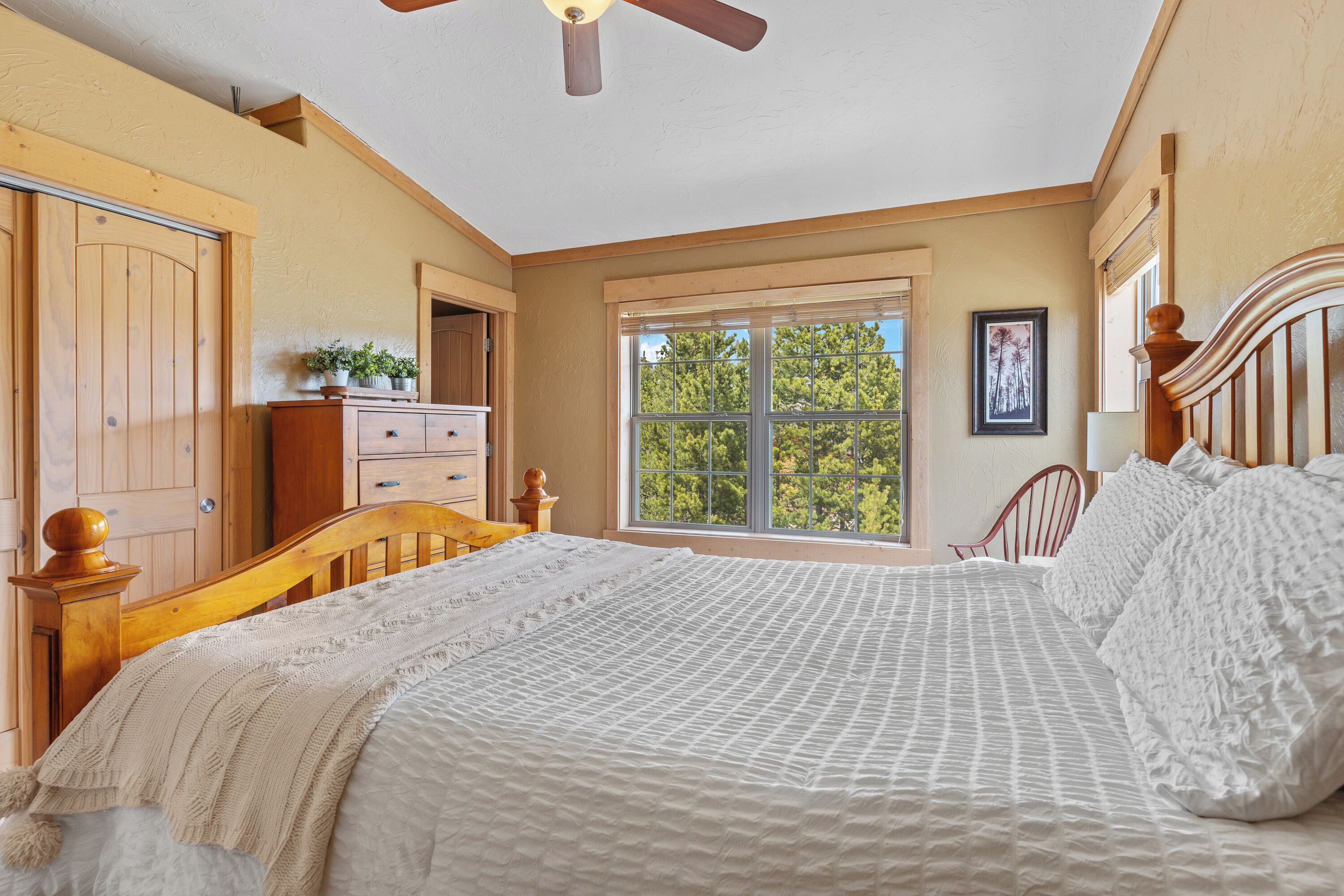 3 bedrooms, travel crib, free WiFi, bed sheets