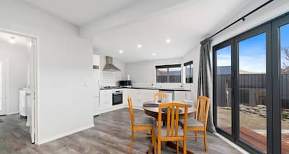 Lake Dunstan Cottage - Cromwell Holiday Home