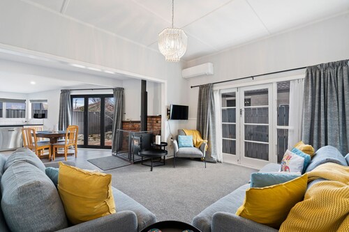 Lake Dunstan Cottage - Cromwell Holiday Home