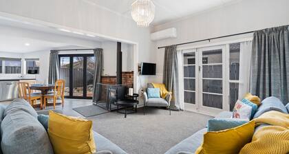 Lake Dunstan Cottage - Cromwell Holiday Home