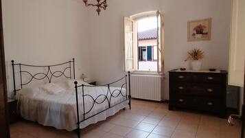 2 bedrooms, iron/ironing board, bed sheets