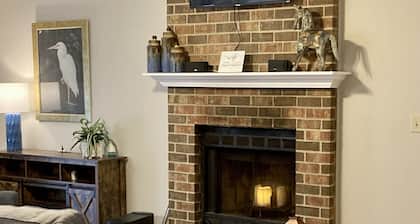 Stylish Townhome near Rest's, Shopping