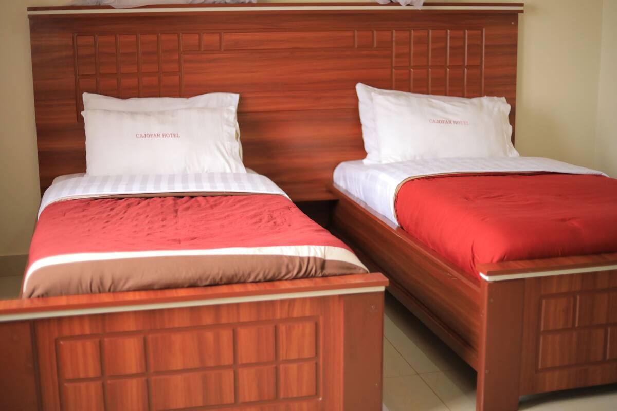 Habitación con 2 camas individuales | Ropa de cama de alta calidad, camas con efecto memoria y escritorio