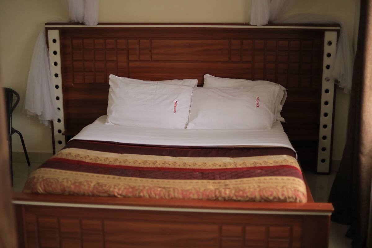 Habitación doble | Ropa de cama de alta calidad, camas con efecto memoria y escritorio