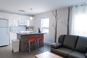 Suite avec chambre fermée | Living area