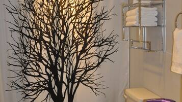 Suite avec chambre fermée | Badkamer | Milieuvriendelijke toiletartikelen, een haardroger, handdoeken