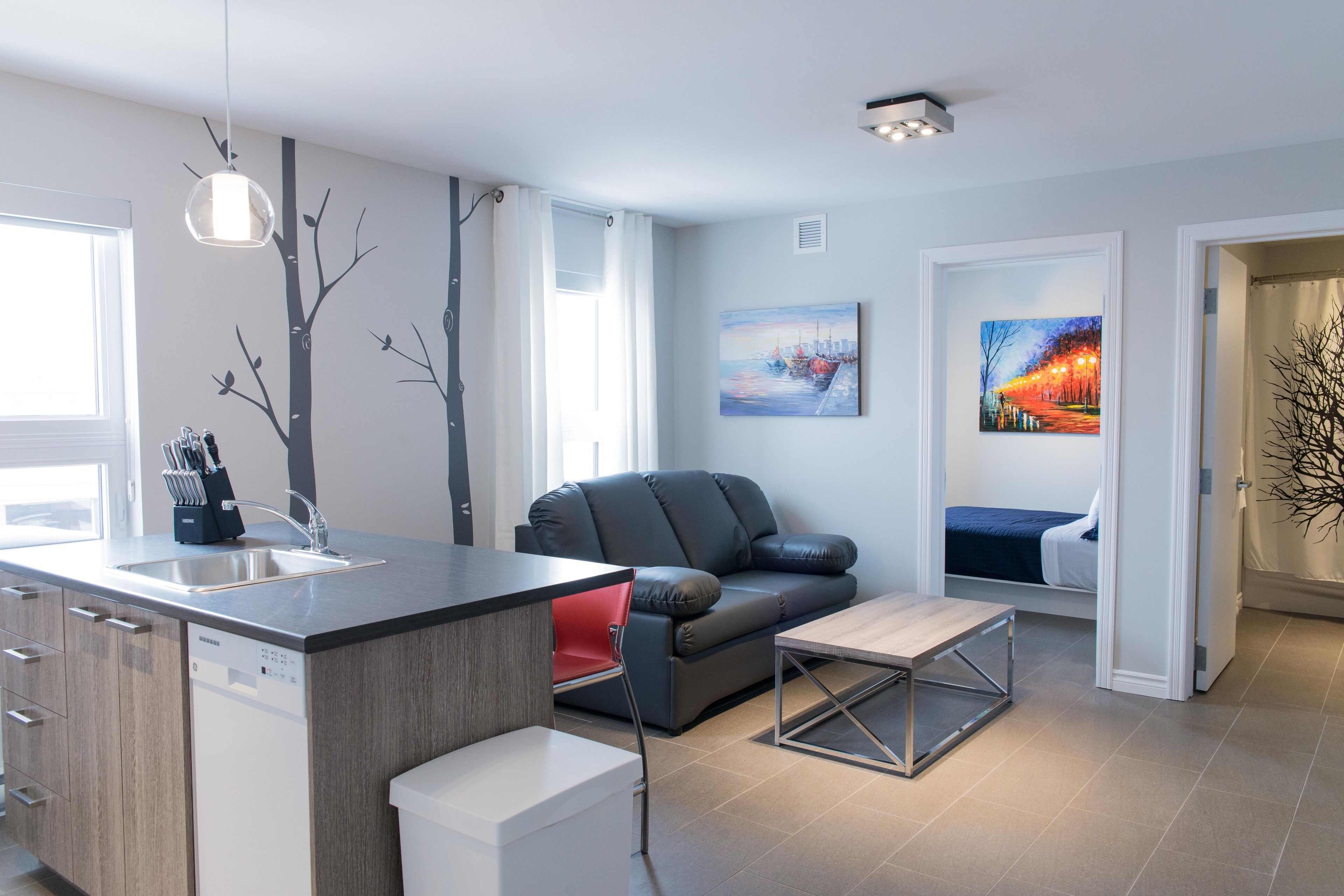 Suite avec chambre fermée | Living area | 32-inch LED TV with digital channels, TV, heated floors