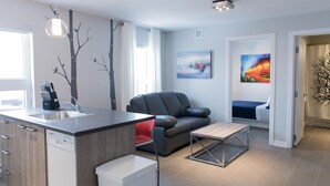 Suite avec chambre fermée | Ruang tamu | 32 inci televisyen LED dengan digital, TV, lantai dipanaskan