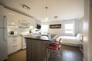 Loft | Repas dans la chambre