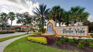 Une enseigne pour Bella Vida, agrémentée d’une arche décorative et d’un motif en mosaïque.
