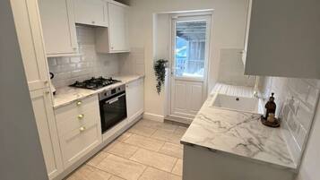 Fridge, oven, stovetop, dishwasher