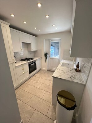 Fridge, oven, stovetop, dishwasher