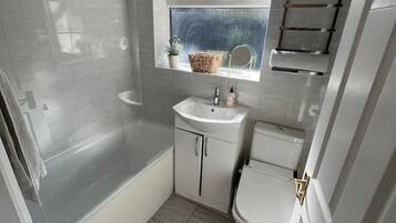 Combined shower/tub, bidet, towels, soap