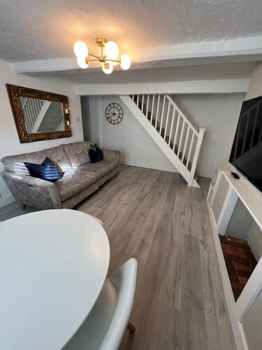 Cozy Cottage, super close to shops & tube station