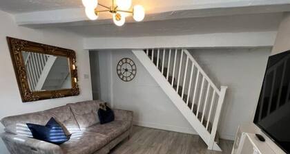 Cozy Cottage, super close to shops & tube station
