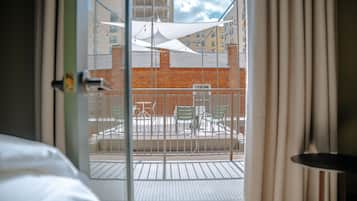 Room, 1 King Bed, Non Smoking, Balcony | Terrace/patio