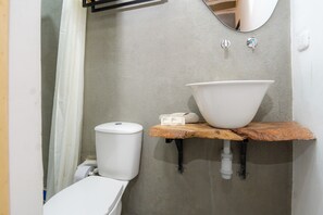 Douche, serviettes fournies, savon, shampoing