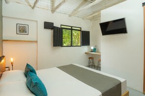 Roupas de cama antialérgicas, escrivaninha, Wi-Fi de cortesia