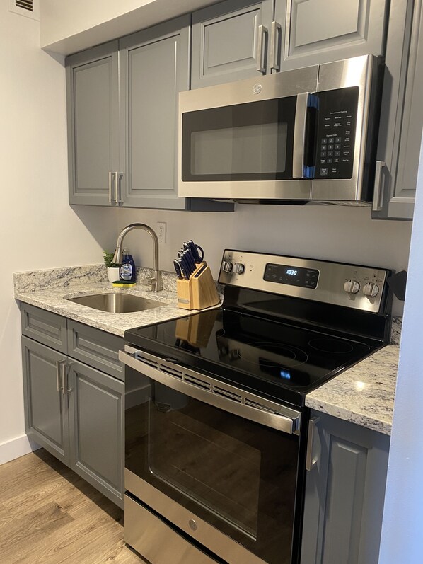 Jääkaappi, mikroaaltouuni, uuni, liesi