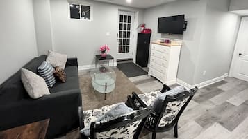 Departamento de lujo | Área de sala de estar | Juguetes, películas con cargo y impresora