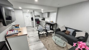 Un apartamento moderno con cocina, comedor y sala de estar.