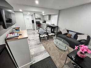 Departamento de lujo | Área de sala de estar | Juguetes, películas con cargo y impresora