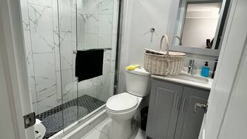 Luxury Apartment | Bathroom | Shower, free toiletries, hair dryer, slippers