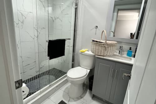 Luxury Apartment | Bathroom | Shower, free toiletries, hair dryer, slippers