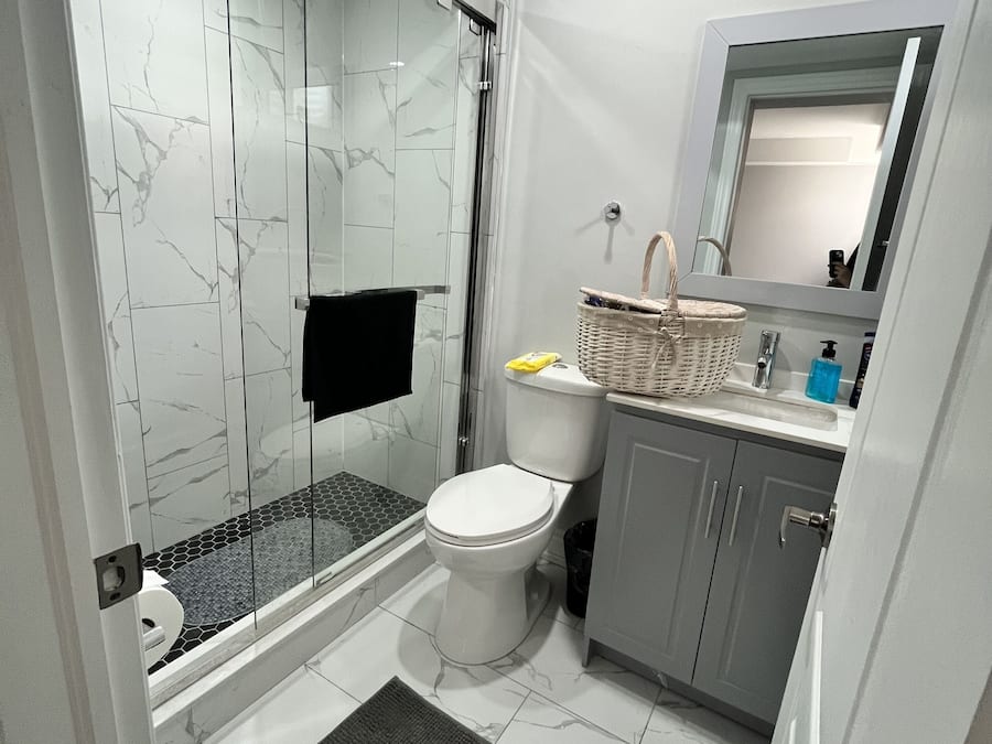 Luxury Apartment | Bathroom | Shower, free toiletries, hair dryer, slippers
