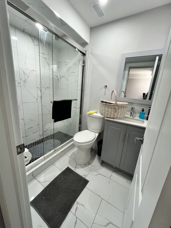 Luxury Apartment | Bathroom | Shower, free toiletries, hair dryer, slippers