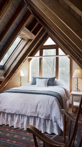 TOP RATED Romantic rustic luxury + flowing stream + walk to town = Brook Cottage