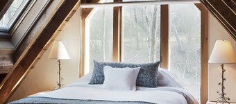 TOP RATED Romantic rustic luxury + flowing stream + walk to town = Brook Cottage