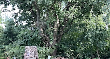 Quiet Central, Historic Farmhouse, Bed & Breakfast Suite - Suite 2 (NEW!)