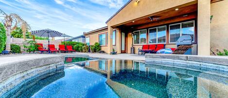 Een buitenzwembad, een verwarmd zwembad