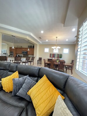 Een smart-tv en tafelvoetbal