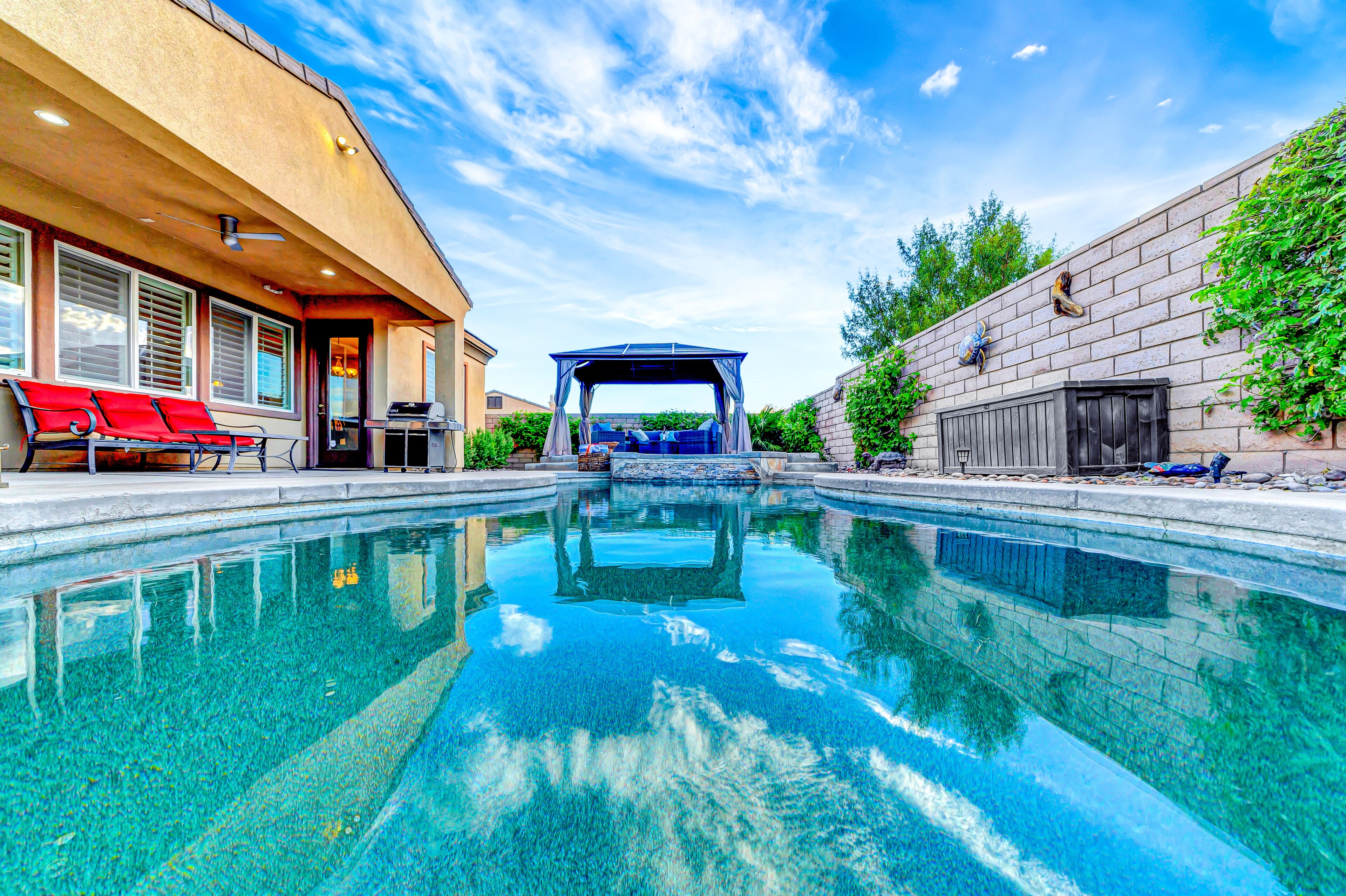 Una piscina al aire libre, una piscina climatizada