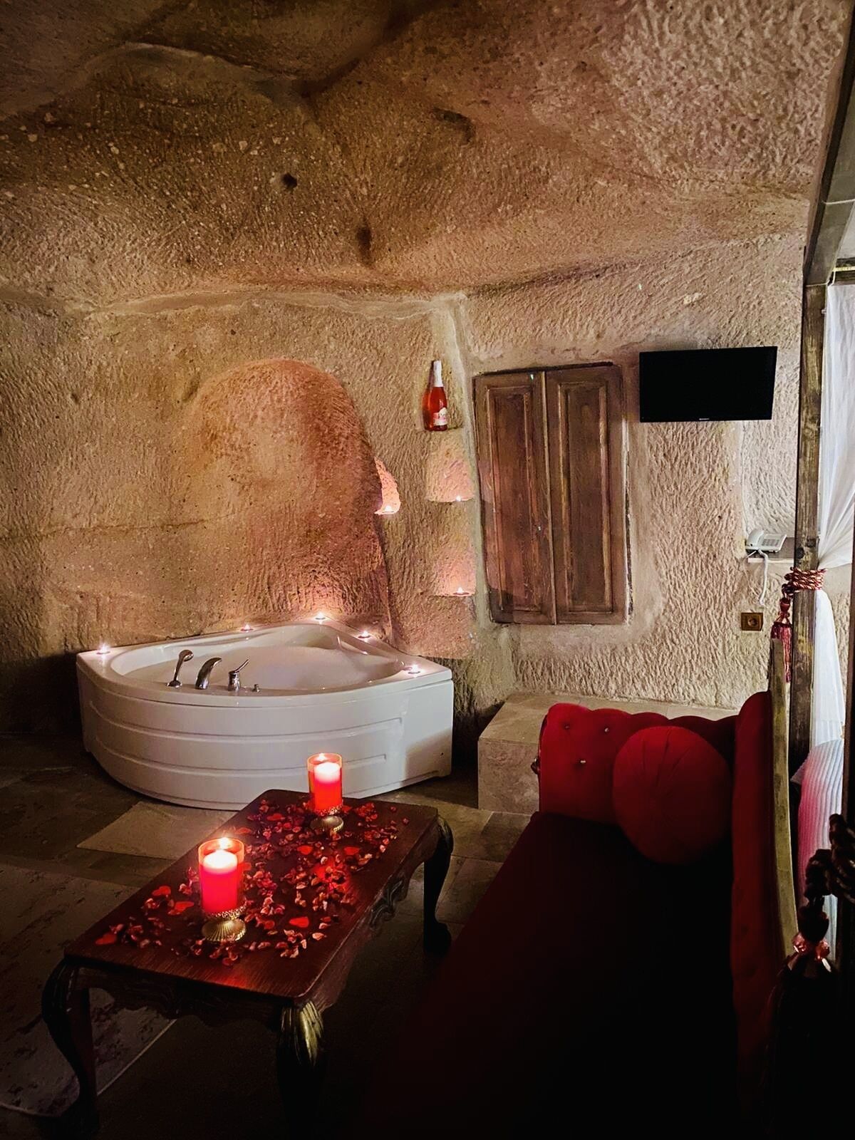 Suite Studio Majestueuse, 1 très grand lit, baignoire à jets | Literie de qualité supérieure, Wi-Fi gratuit, draps fournis