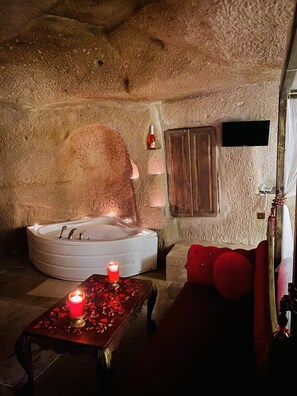 Suíte estúdio grand, 1 cama King, banheira de hidromassagem | Roupas de cama premium, Wi-Fi de cortesia, roupa de cama